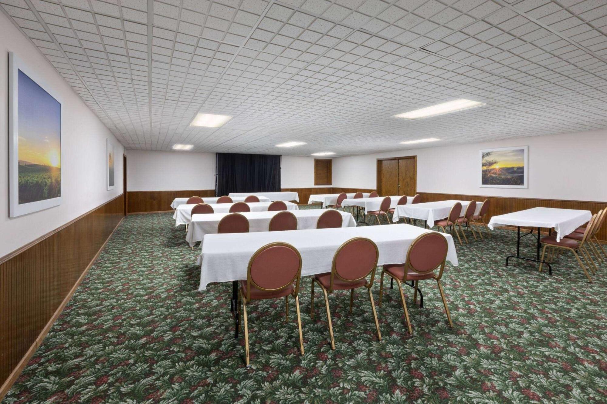 Days Inn By Wyndham Hutchinson Exterior photo